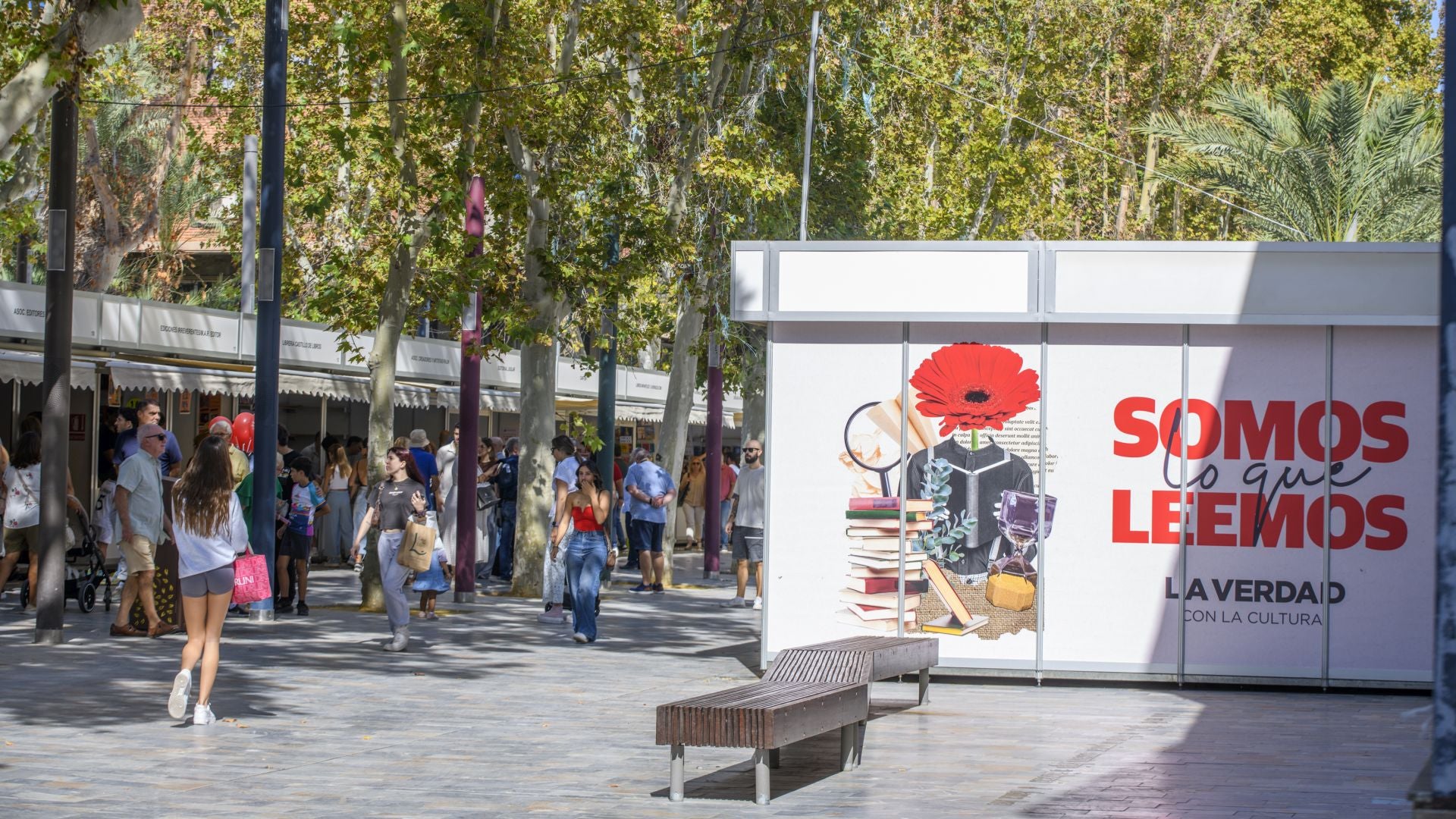 En imágenes, la Feria del Libro de Murcia: aperitivo entre libros en Alfonso X