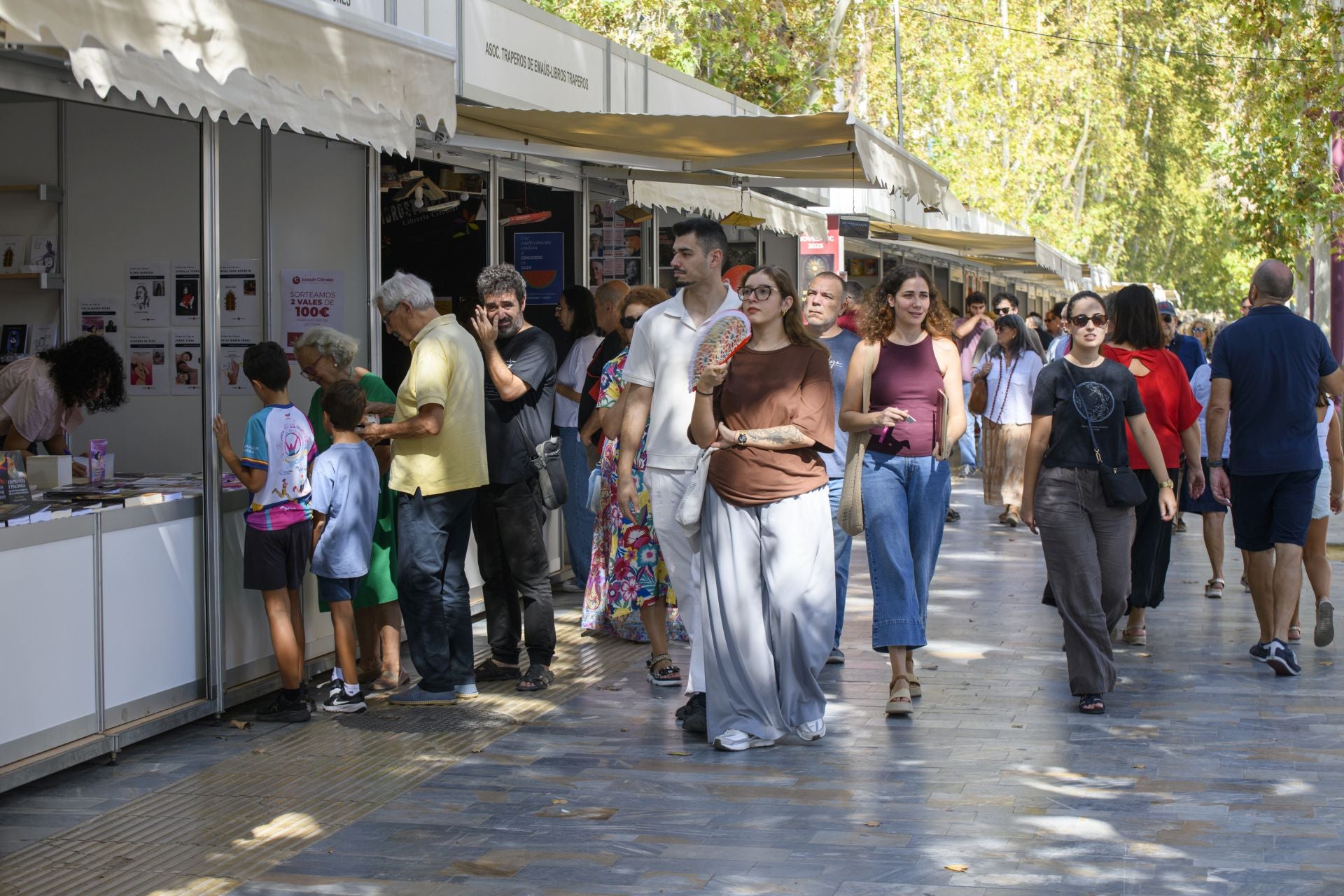 En imágenes, la Feria del Libro de Murcia: aperitivo entre libros en Alfonso X