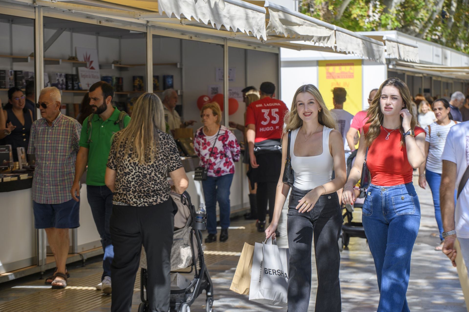En imágenes, la Feria del Libro de Murcia: aperitivo entre libros en Alfonso X