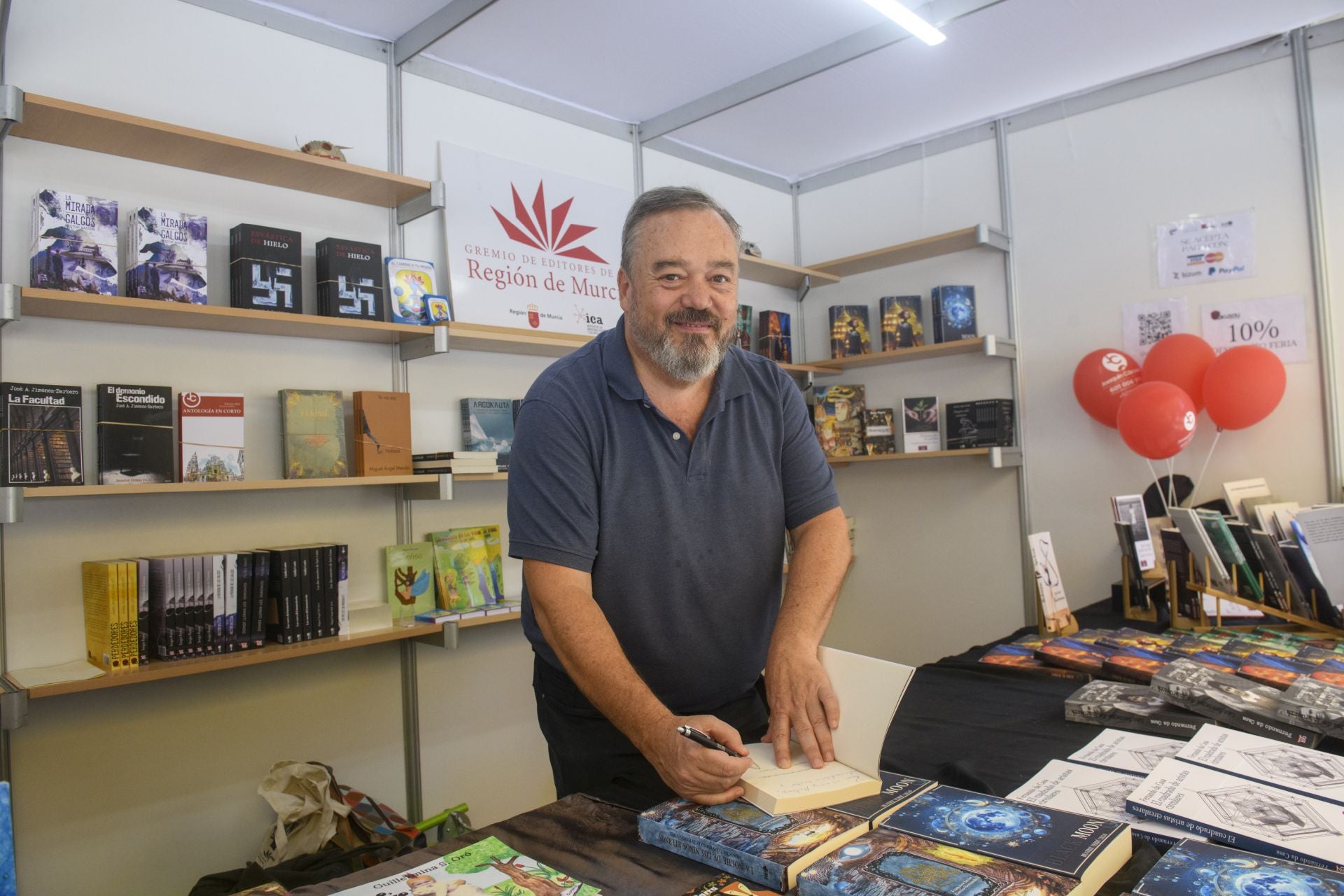 En imágenes, la Feria del Libro de Murcia: aperitivo entre libros en Alfonso X