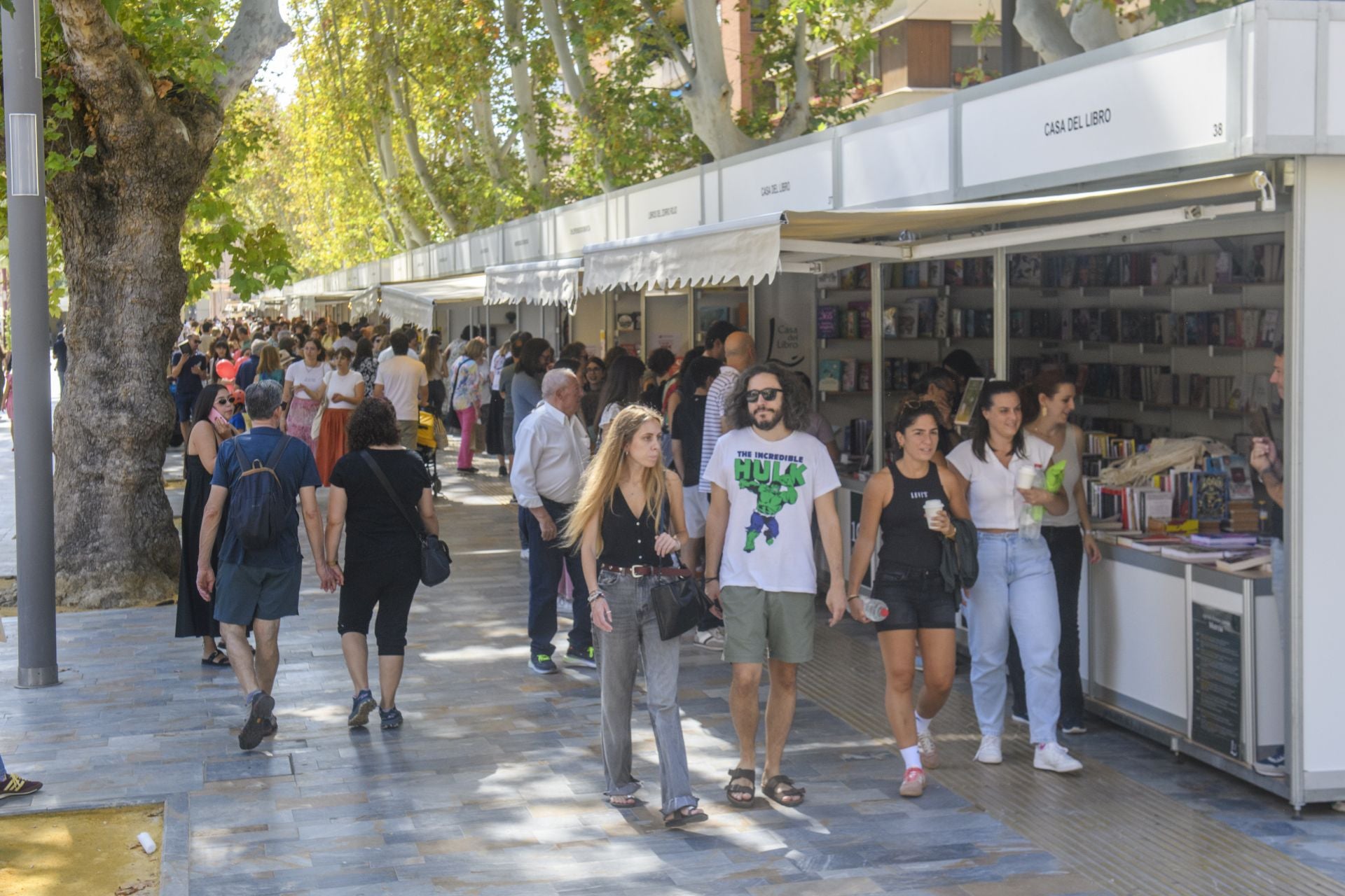 En imágenes, la Feria del Libro de Murcia: aperitivo entre libros en Alfonso X