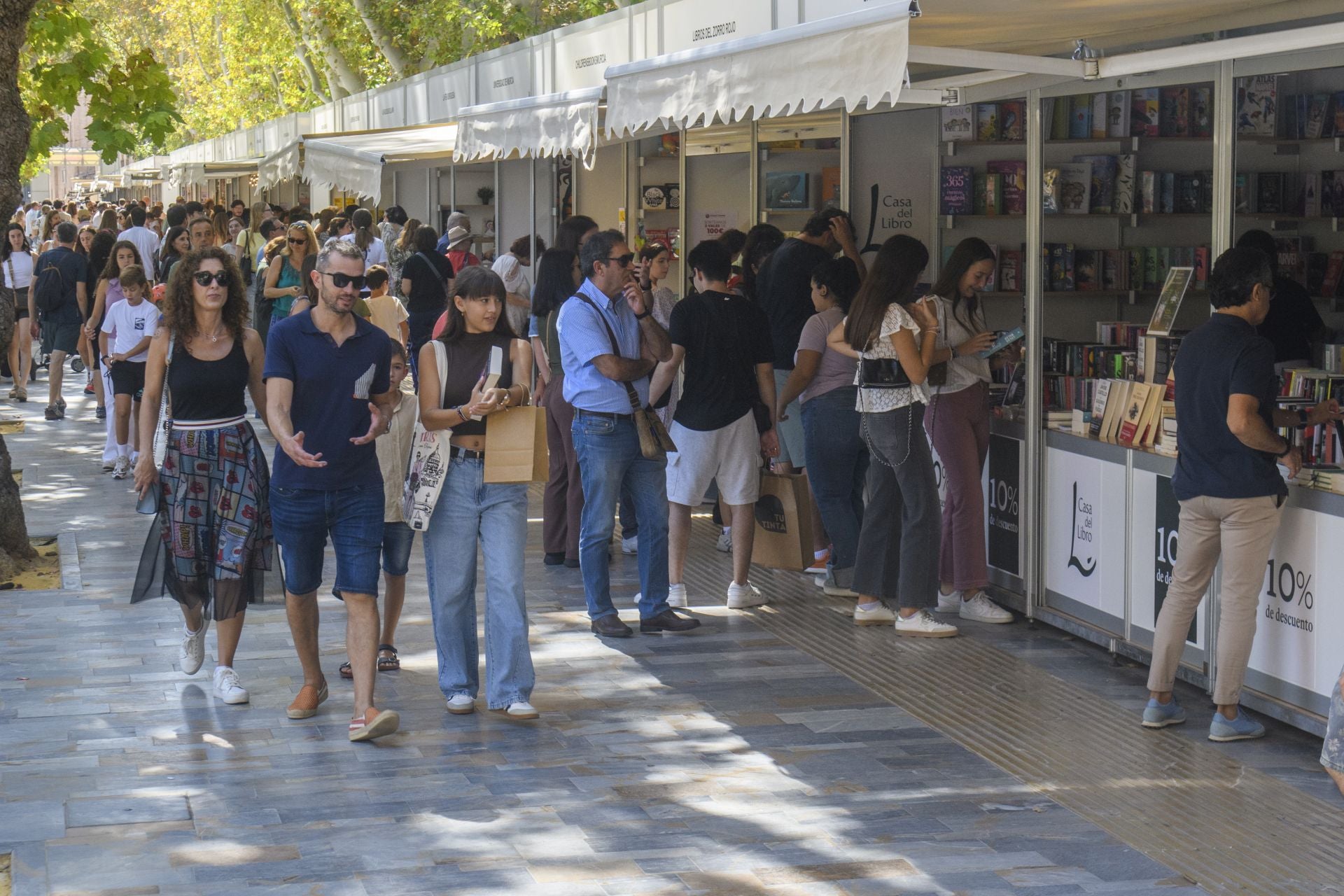 En imágenes, la Feria del Libro de Murcia: aperitivo entre libros en Alfonso X