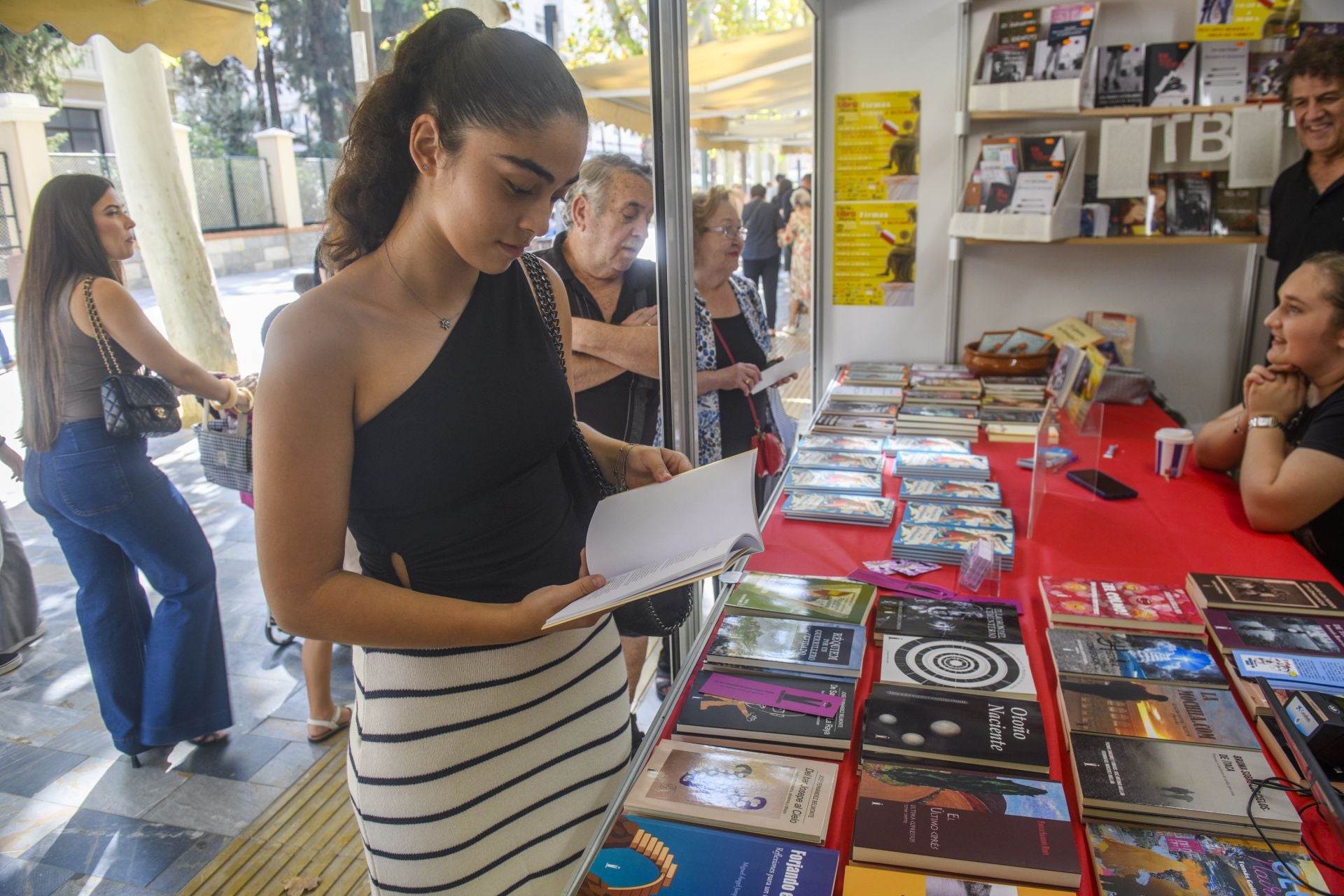 En imágenes, la Feria del Libro de Murcia: aperitivo entre libros en Alfonso X