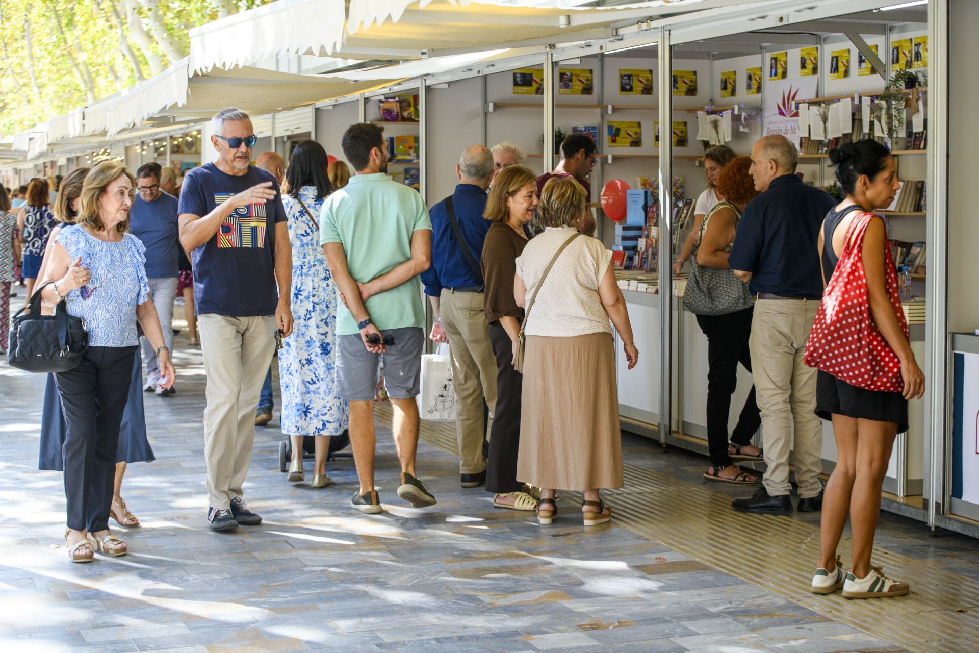 En imágenes, la Feria del Libro de Murcia: aperitivo entre libros en Alfonso X