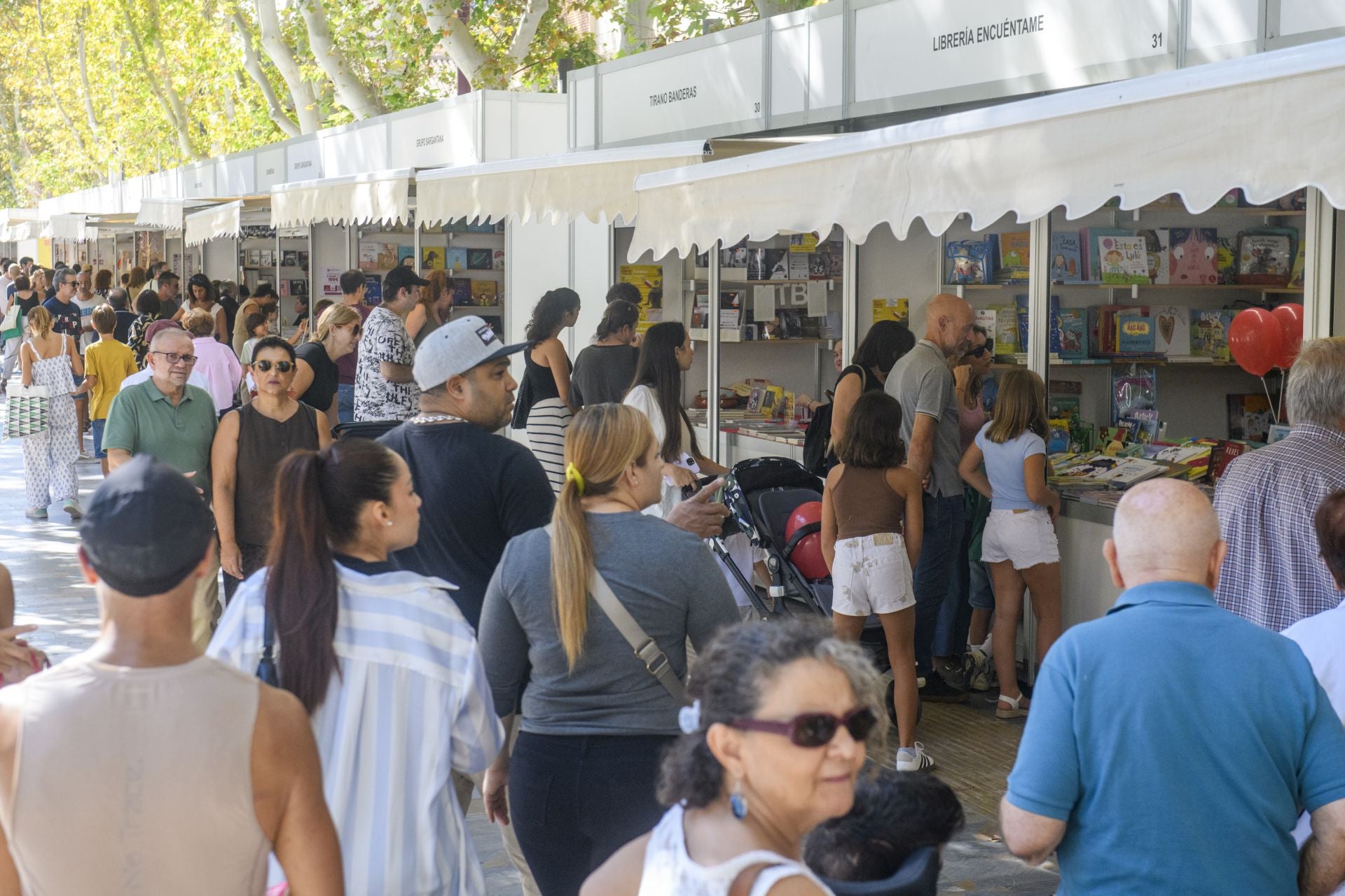 En imágenes, la Feria del Libro de Murcia: aperitivo entre libros en Alfonso X