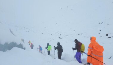 Cientos de excursionistas escapan del Everest azotado por una ventisca en el Tíbet