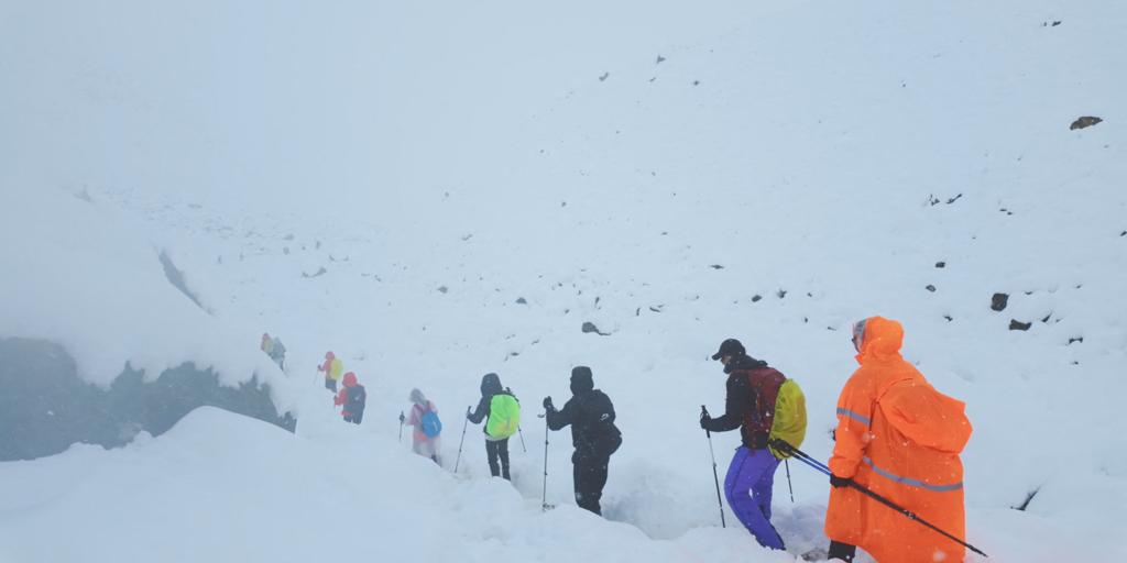 Cientos de excursionistas escapan del Everest azotado por una ventisca en el Tíbet