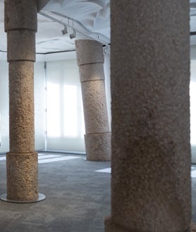 Imagen secundaria 2 - En las imágenes, obras de Cristina Iglesias y las columnas de Gaudí con las que conviven las formas de 'Bosque Mineral' 