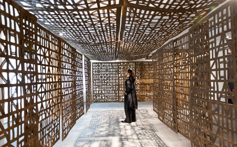 Imagen principal - En las imágenes, obras de Cristina Iglesias y las columnas de Gaudí con las que conviven las formas de 'Bosque Mineral' 