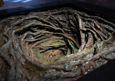 Imagen secundaria 1 - En las imágenes, algunas de las piezas de Cristina Iglesias que dialogan con los espacios de La Pedrera