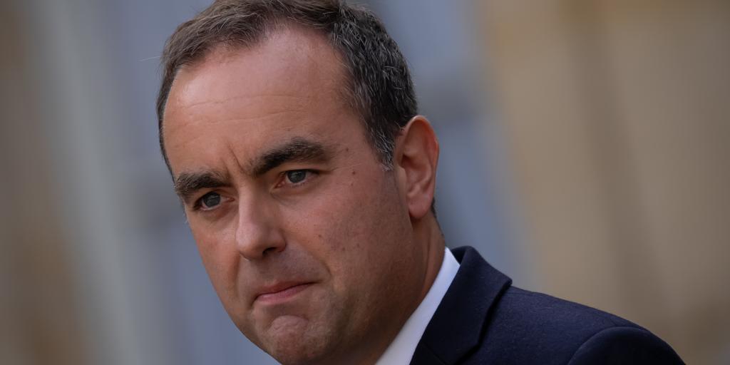 Macron da 48 horas a Lecornu para negociar un Gobierno estable y, si fracasa, «asumirá sus responsabilidades»