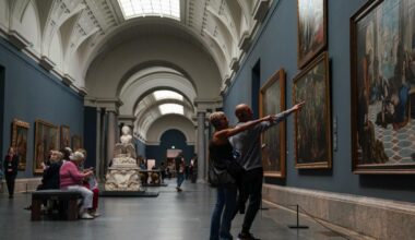 La Galería Central del Museo del Prado se tiñe de azul