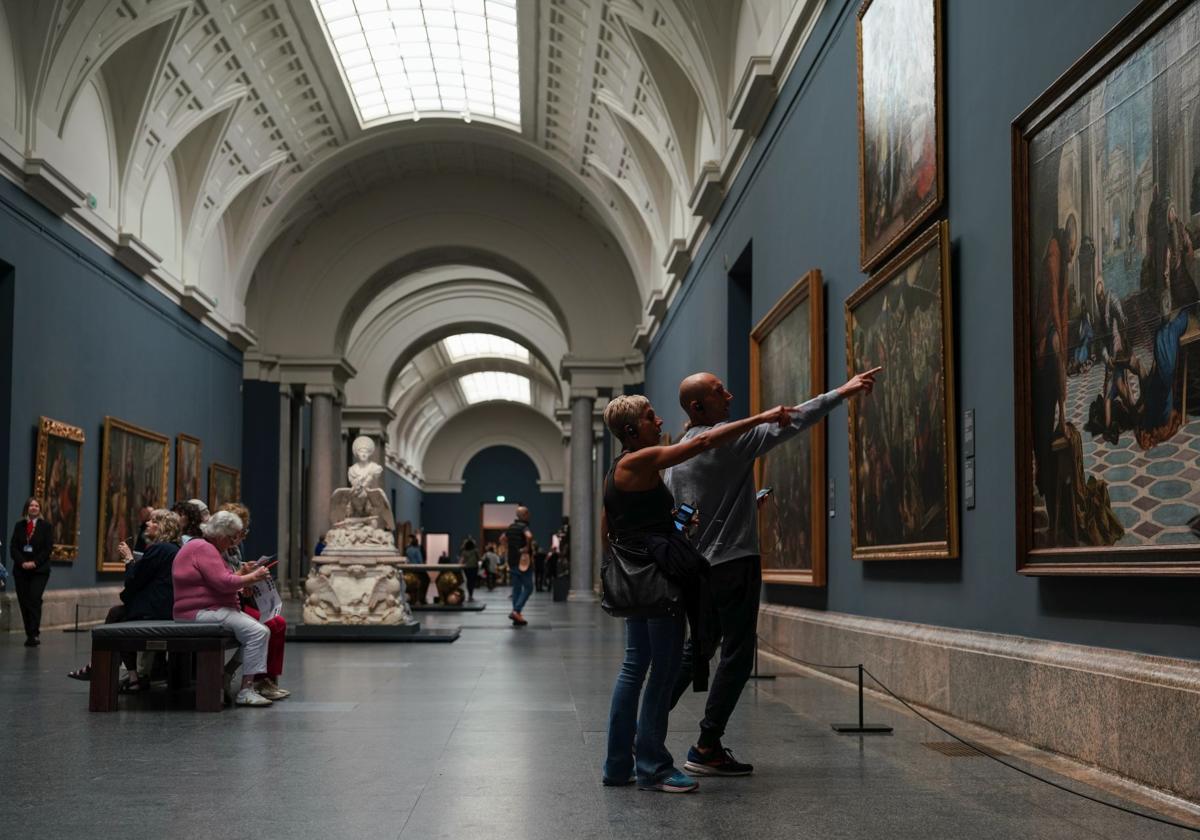 La Galería Central del Museo del Prado se tiñe de azul