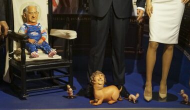 Una figura del muñeco diabólico Chucky con cara de Netanyahu llega al Museo de Cera, que se desvincula de la acción