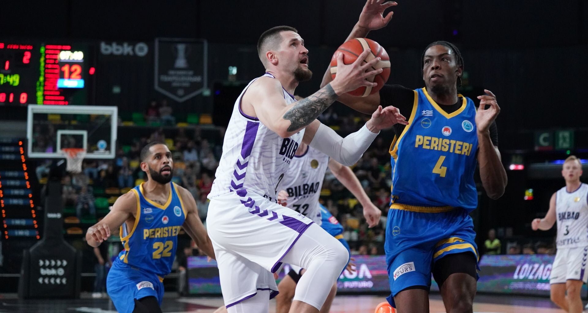 La defensa del trono empieza torcida