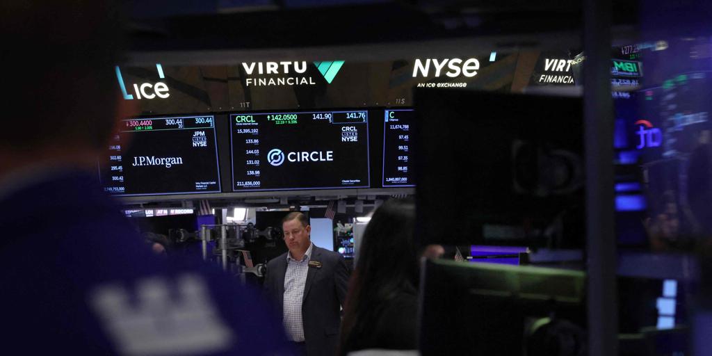 Las acciones argentinas trepan en Wall Street y la Bolsa se dispara en Buenos Aires tras las elecciones