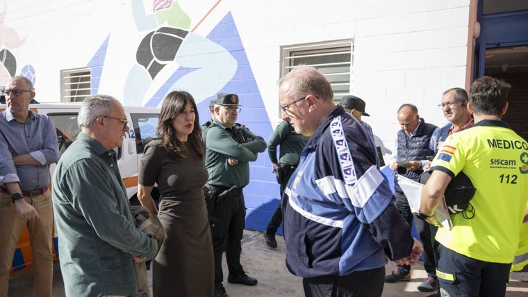 La delegada de la Junta en Ciudad Real, Blanca Fernández y el alcalde de Carrión de Calatrava, Dionisio Moreno (d), acompañan a los residentes que han sido trasladados al pabellón de deportes
