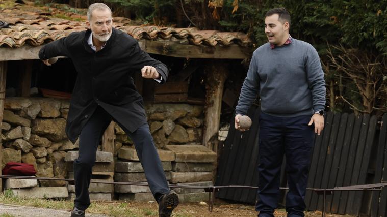 El Rey Felipe VI participa en la tirada de bolos durante la visita de la familia real a Valdesoto,