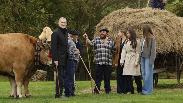 Los reyes, la princesa de Asturias y la infanta Sofía conversan con los habitantes de Valdesoto