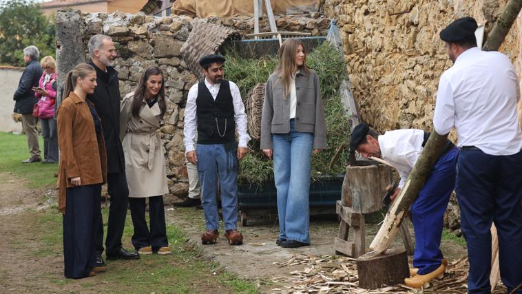 Visita de los Reyes, la Princesa Leonor y la Infanta Sofía a Valdesoto