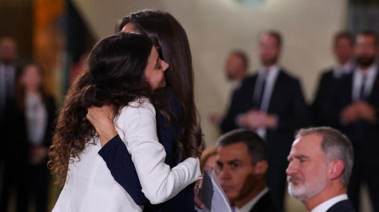 La Reina abraza Andrea Ferrari, hija de la fallecida Eva Canut