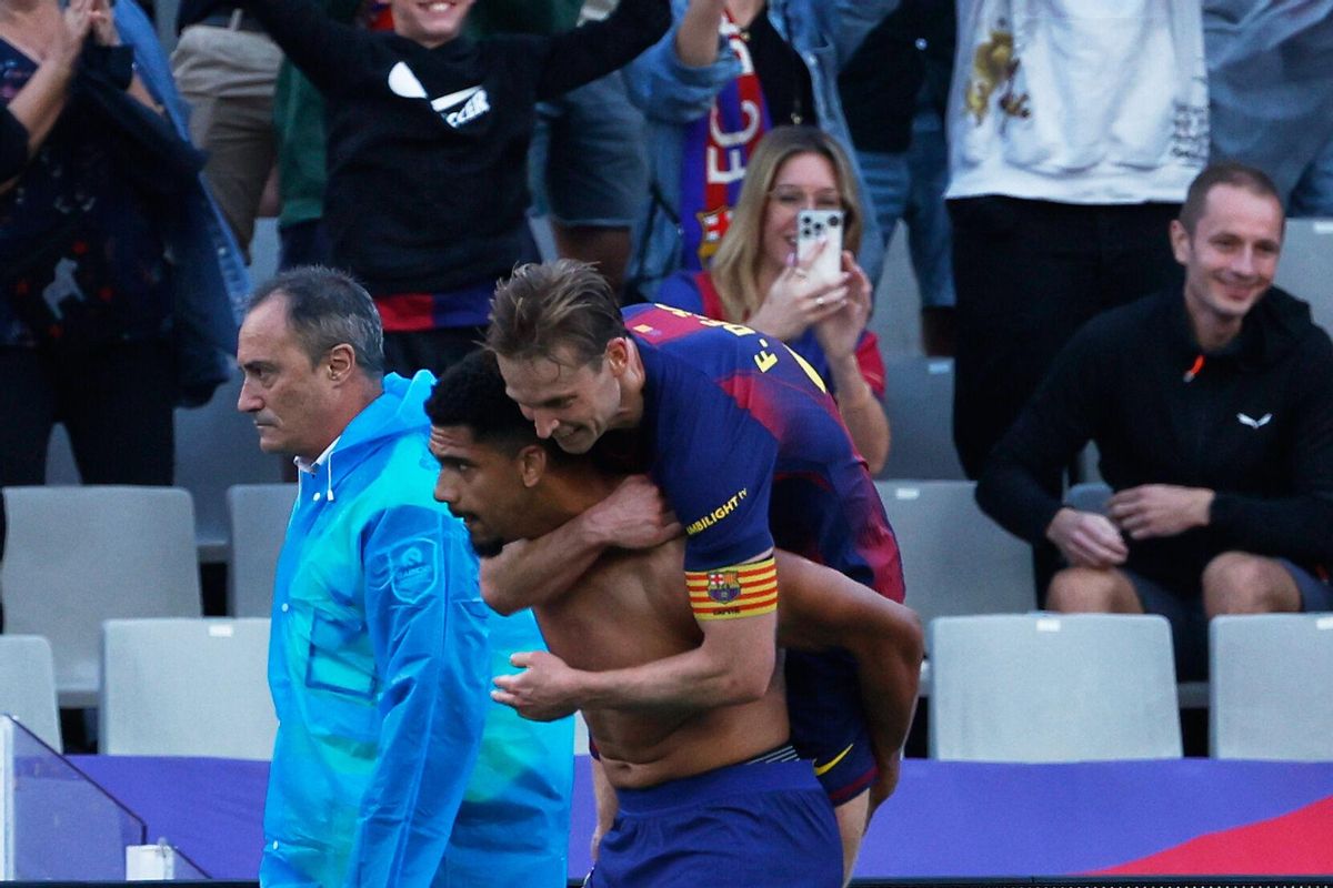 Araujo y De Jong celebran el gol de la victoria del FC Barcelona ante el Girona