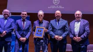 La RFEF ensalza "el legado futbolístico de Caparrós", actual presidente de honor del Sevilla FC