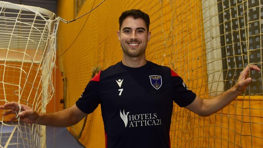 Álex Chan posa a principio de temporada en la pista de Novo Mesoiro.