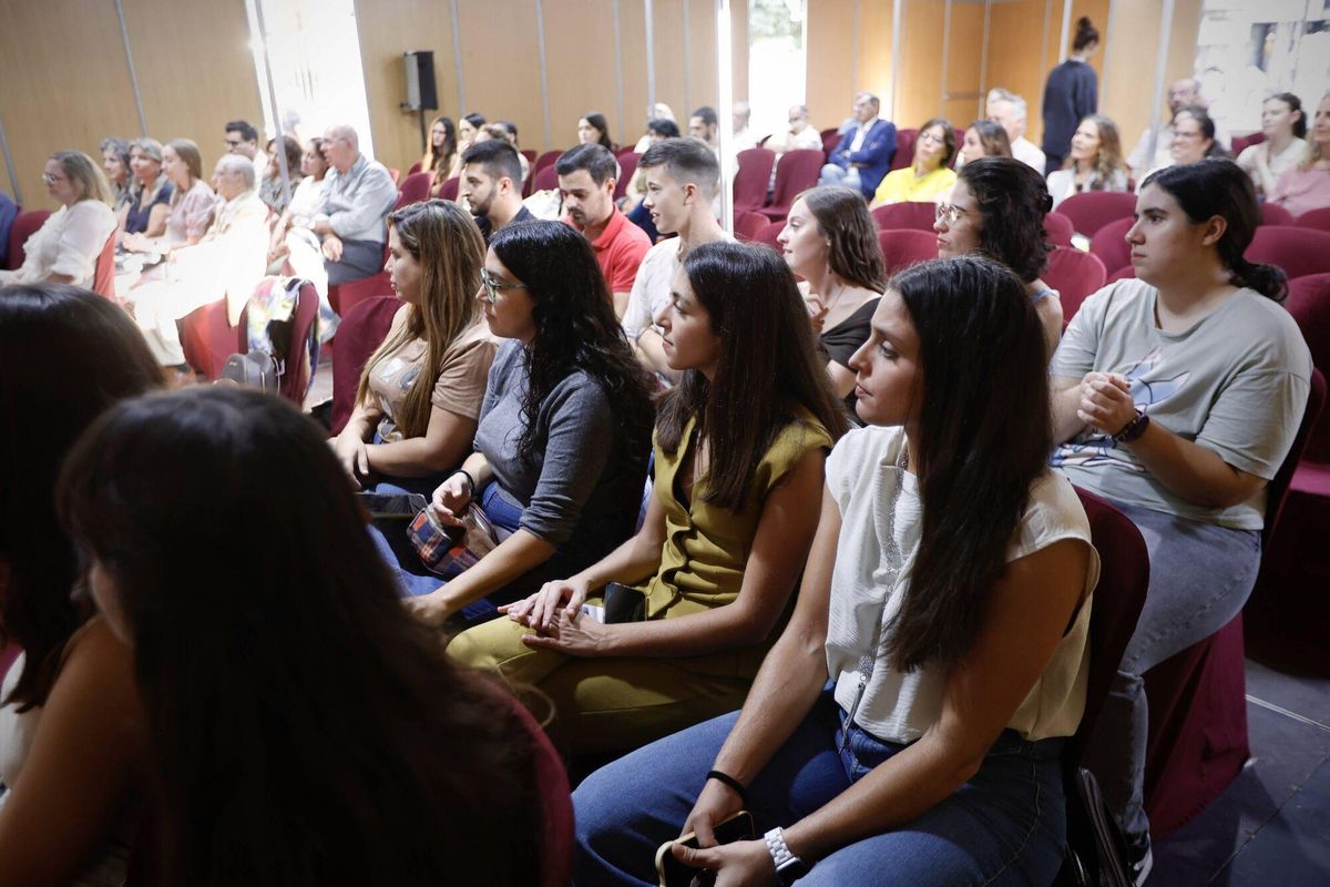 Feria del Libro. Mesa Redonda: Sin callos en el alma. Literatura por profesionales de la Veterinaria. Alba Galán, Blanca Montoya, Juan Pascual, Katy Gómez, María Sánchez Presenta: Antonio Villatoro