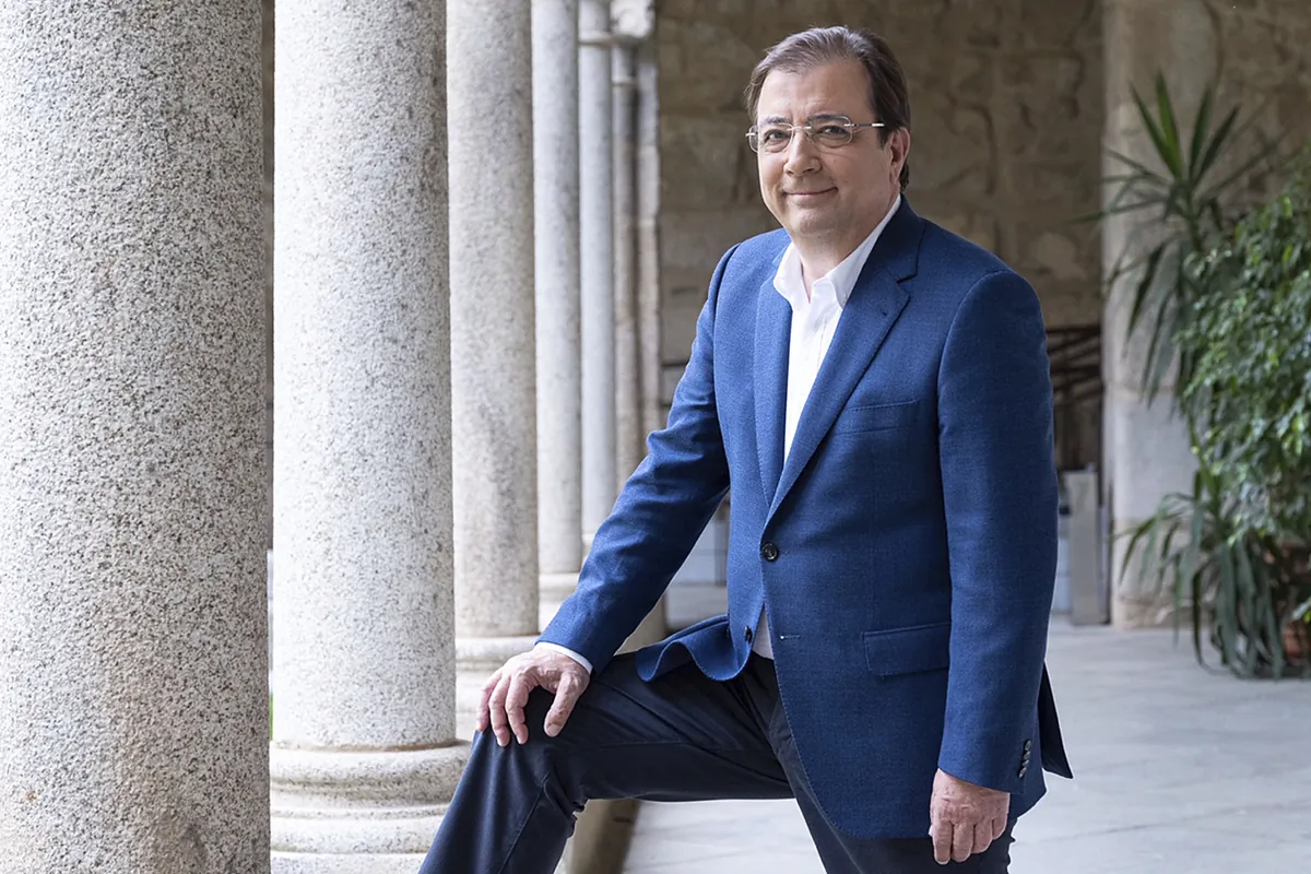 La familia de Fernández Vara dice que sigue luchando contra el cáncer y desmiente su fallecimiento - El Mundo