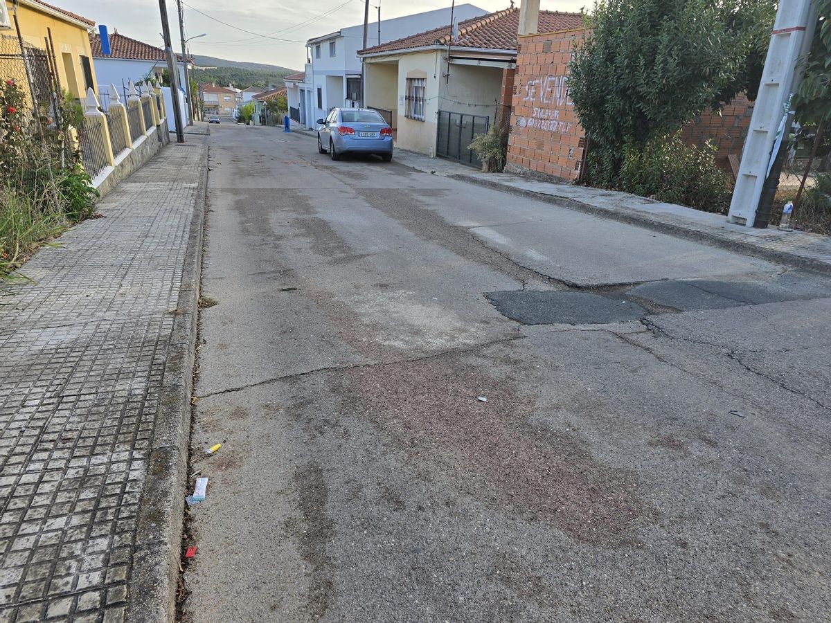 Lugar donde se ha producido el atropello y la mancha de sangre.