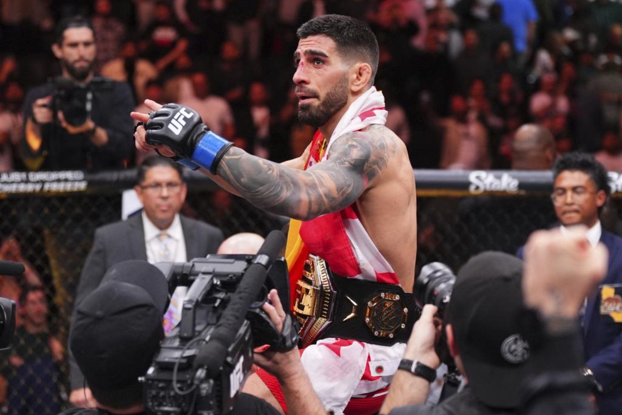 Ilia Topuria, tras ganar el cinturón mundial de la UFC.