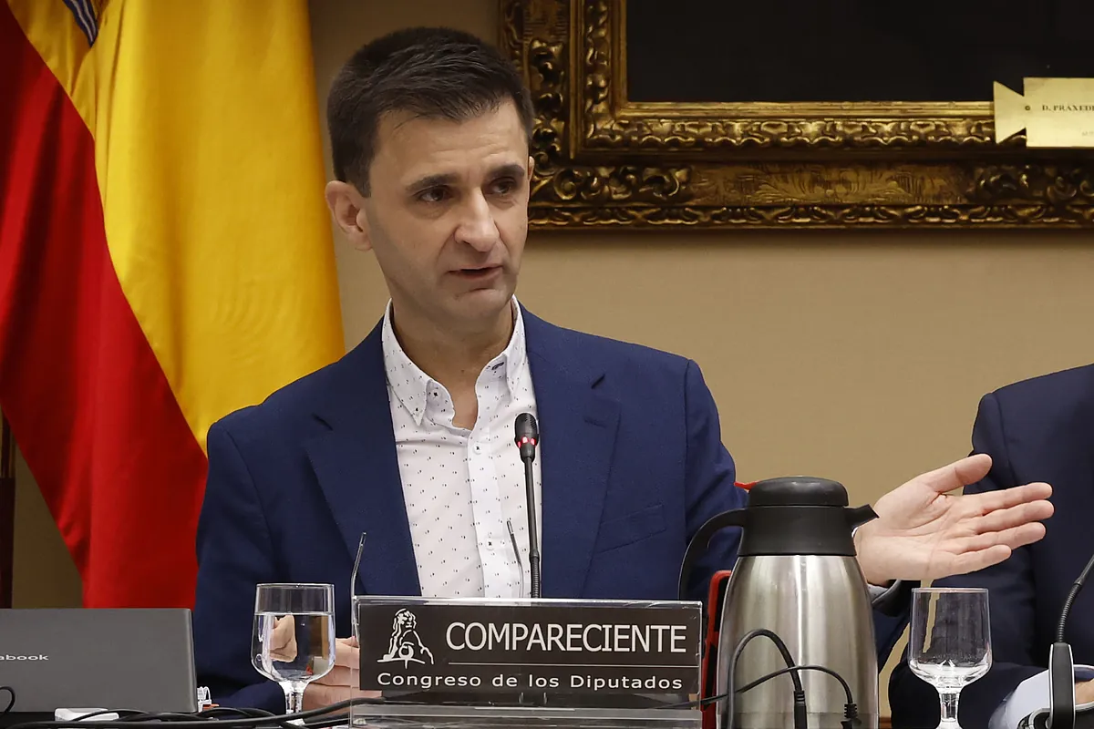 El Consejo de Informativos de TVE denuncia "presiones de la dirección" y aplaza la votación de los trabajadores que iba a comenzar mañana ante el "hartazgo y decepción" por la 'nueva' RTVE - El Mundo