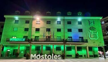 La Casa Consistorial se ilumina de verde por el Día Nacional de la Artritis