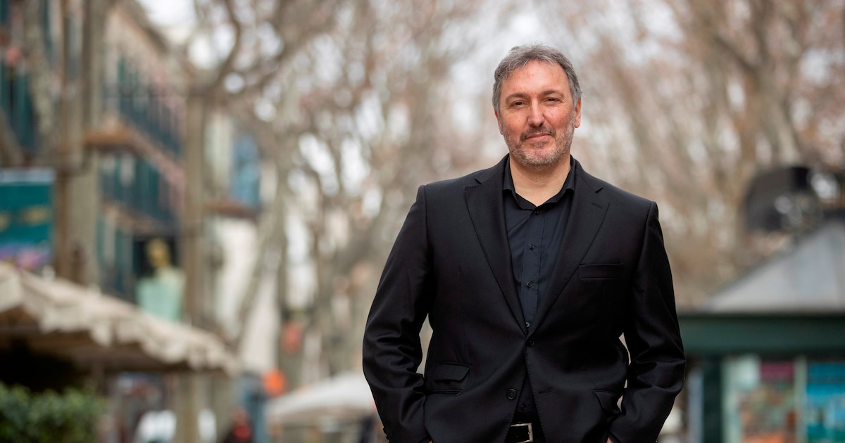 Carlos Zanón: “El libro es un enfermo con una salud de hierro”