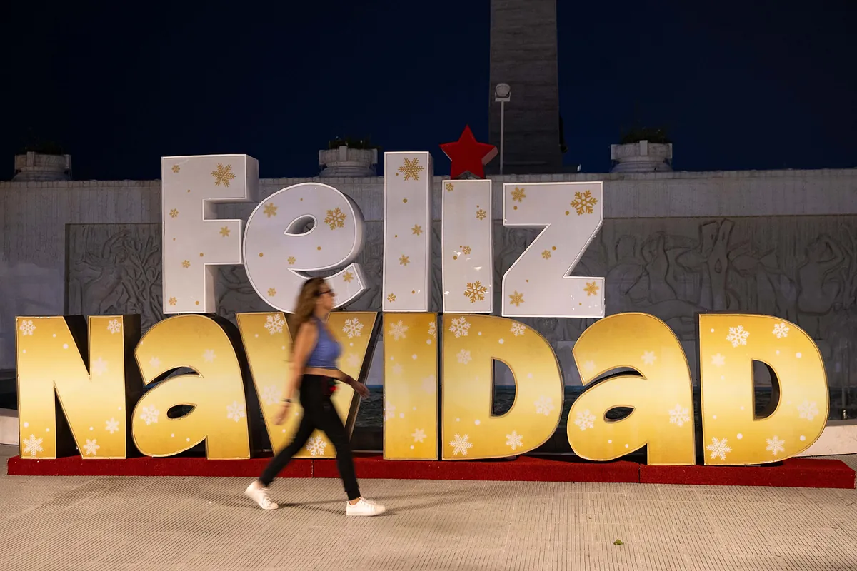 Nicolás Maduro adelanta la Navidad con fuegos artificiales desde El Helicoide, centro de detención y torturas - El Mundo