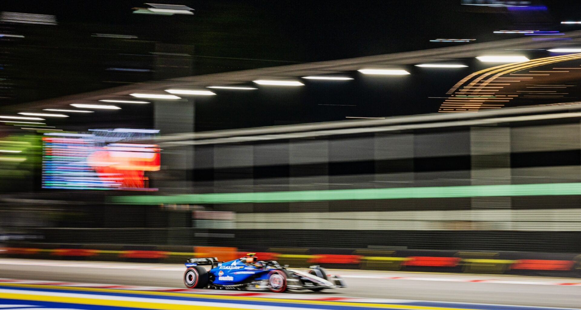 Carlos Sainz durante la segunda sesión de entrenamientos libres del GP de Singapur.
