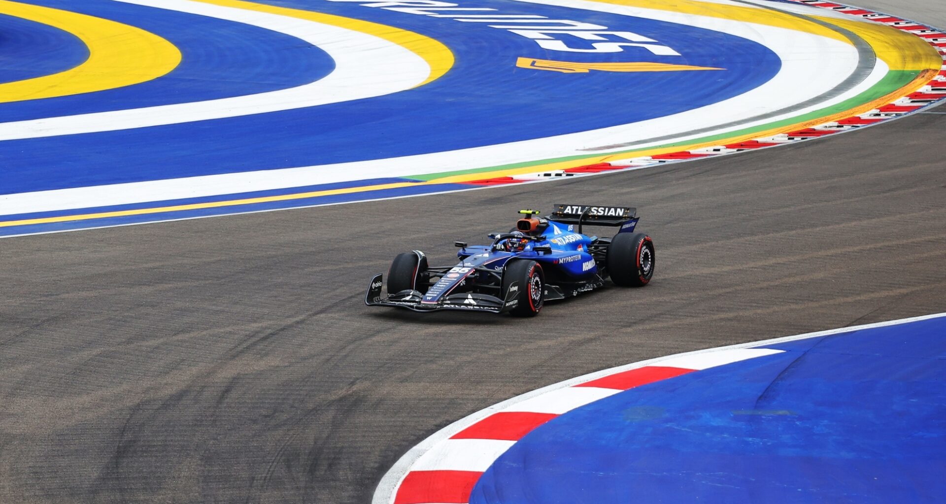 Carlos Sainz durante la tercera sesión de entrenamientos libres en Singapur.