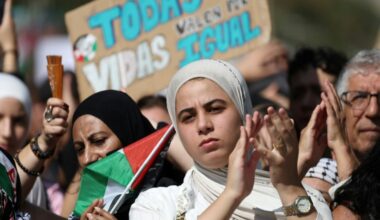 Miles de manifestantes marchan en Barcelona en apoyo a Palestina