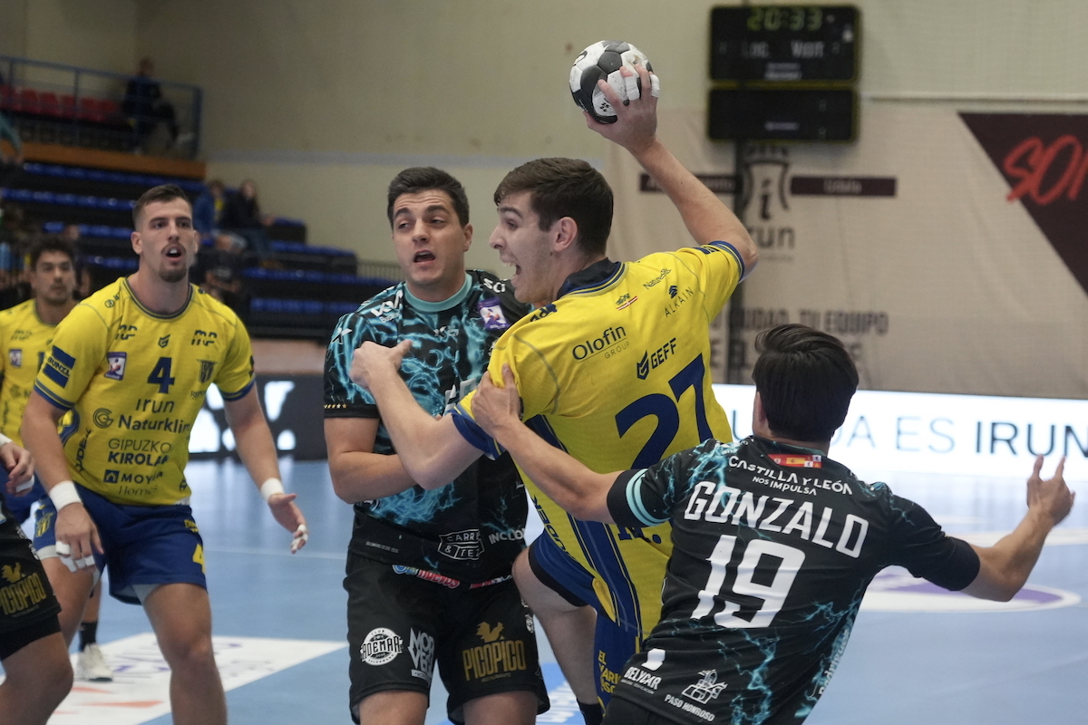 Bidasoa Irun y Bera Bera siguen con paso firme en sus respectivas ligas | Eskubaloia