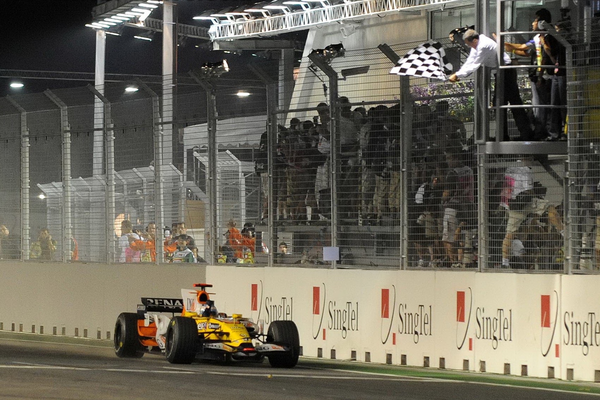 Fernando Alonso cruzando la línea de meta del GP de Singapur 2008.