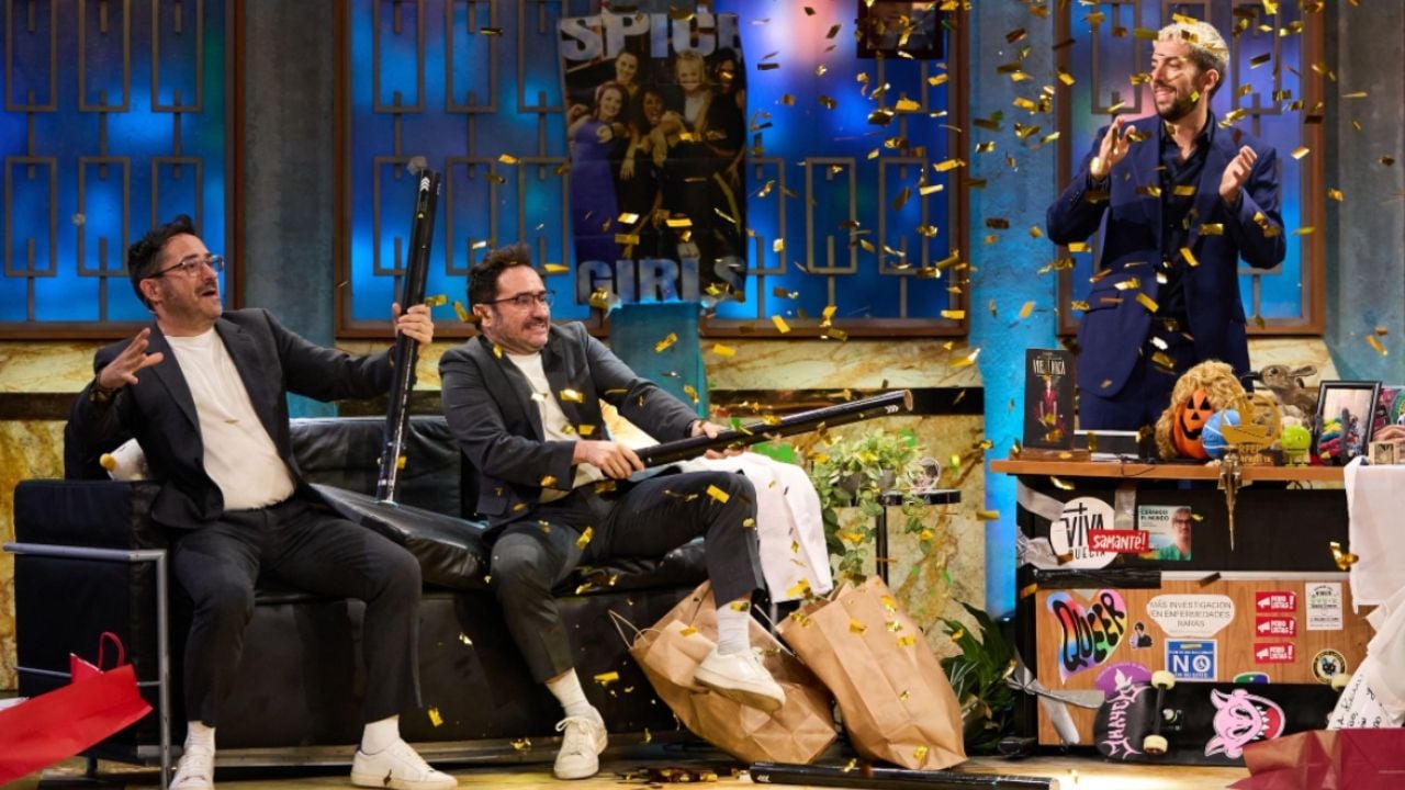 J. A. Bayona descoloca a David Broncano con una "excelente" broma en 'La Revuelta': "Muy bien ejecutada"