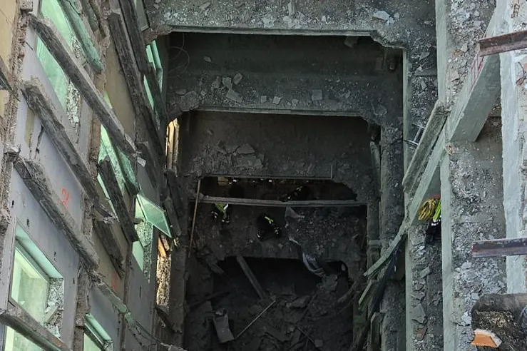 Desalojos forzados, búsquedas contrarreloj y la vuelta de urgencia de Almeida desde Londres: "Quedan muchas horas de trabajo por delante"