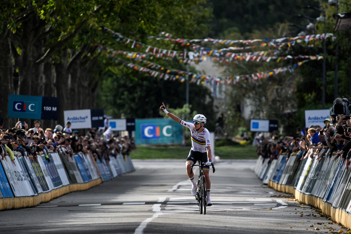 Pogacar suma su 19ª victoria este año al reinar en la Tres Valles Varesinos | Txirrindularitza