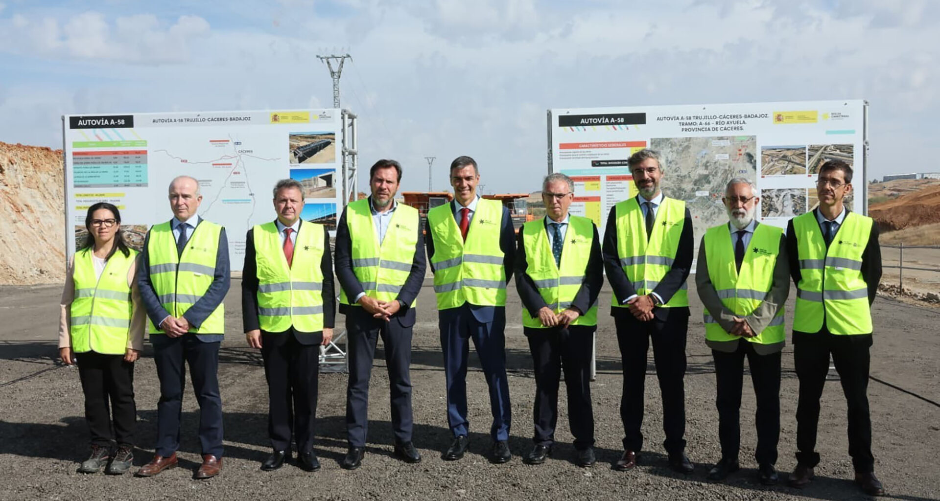 El presidente del Gobierno, Pedro Sánchez, durante su visita a las obras en Extremadura