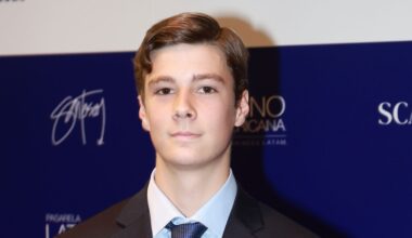 El príncipe Simeón de Bulgaria debuta en público a los 18 años para recoger un premio a su padre