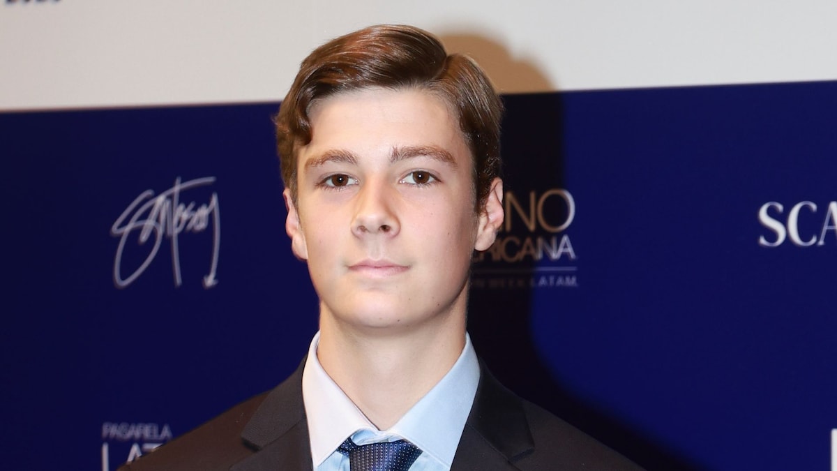 El príncipe Simeón de Bulgaria debuta en público a los 18 años para recoger un premio a su padre