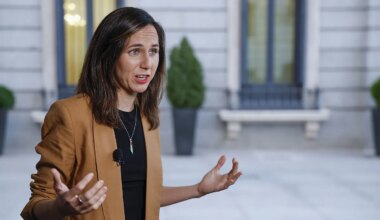 El Gobierno logra in extremis la aprobación de la Ley de Movilidad con un acuerdo sobre El Prat para contentar a Podemos - El Mundo