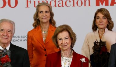 La reina Sofía coincide con la infanta Elena en los premios de la Fundación Mapfre