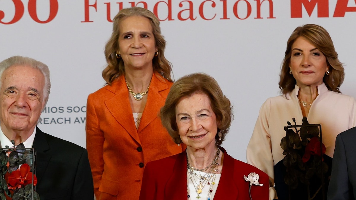 La reina Sofía coincide con la infanta Elena en los premios de la Fundación Mapfre